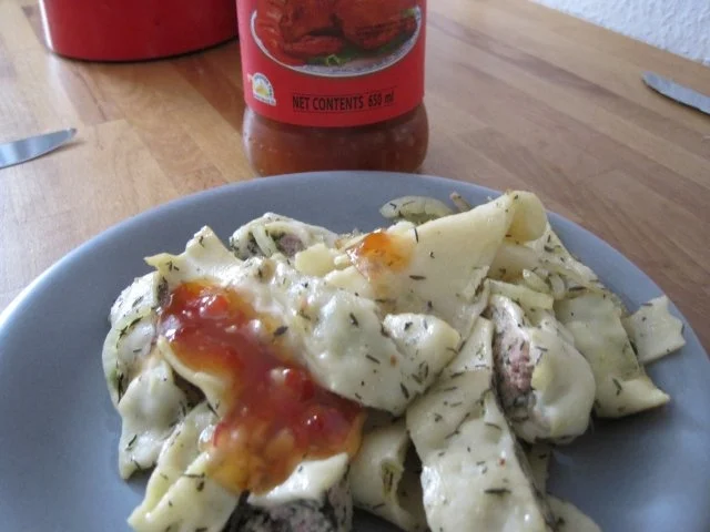 Rezept: Gebratene Maultaschen mit Zwiebeln,Thymian und süßer Chillisauce Bild Nr. 2 Gebratene Maultaschen mit Zwiebeln,Thymian und süßer Chillisauce - Rezept - Bild Nr. 2
