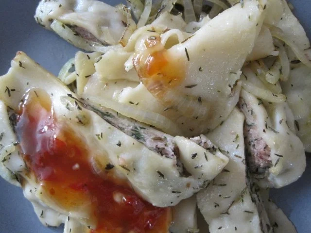 Rezept: Gebratene Maultaschen mit Zwiebeln,Thymian und süßer Chillisauce Bild Nr. 3 Gebratene Maultaschen mit Zwiebeln,Thymian und süßer Chillisauce - Rezept - Bild Nr. 3