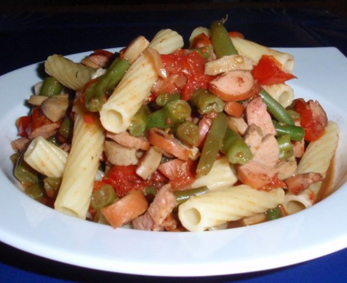 Nudel-Würstchen-Gemüse-Pfanne - Rezept - kochbar.de