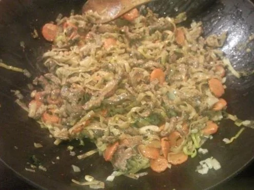 Rezept: Gemüse, Rindfleisch und Nudeln aus den Wok Bild Nr. 13 Gemüse, Rindfleisch und Nudeln aus den Wok - Rezept - Bild Nr. 13