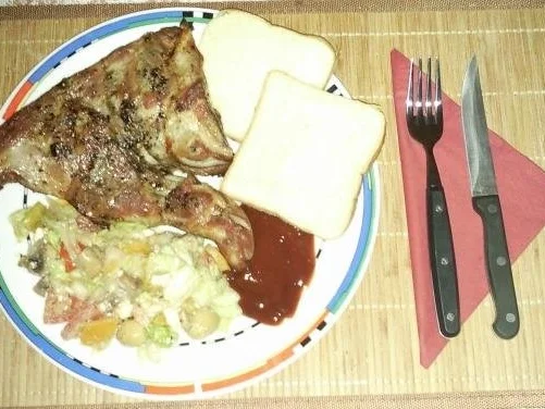 Rippen im Backofen mit Salat und Toast - Rezept