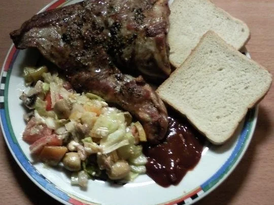 Rippen im Backofen mit Salat und Toast - Rezept - Bild Nr. 2