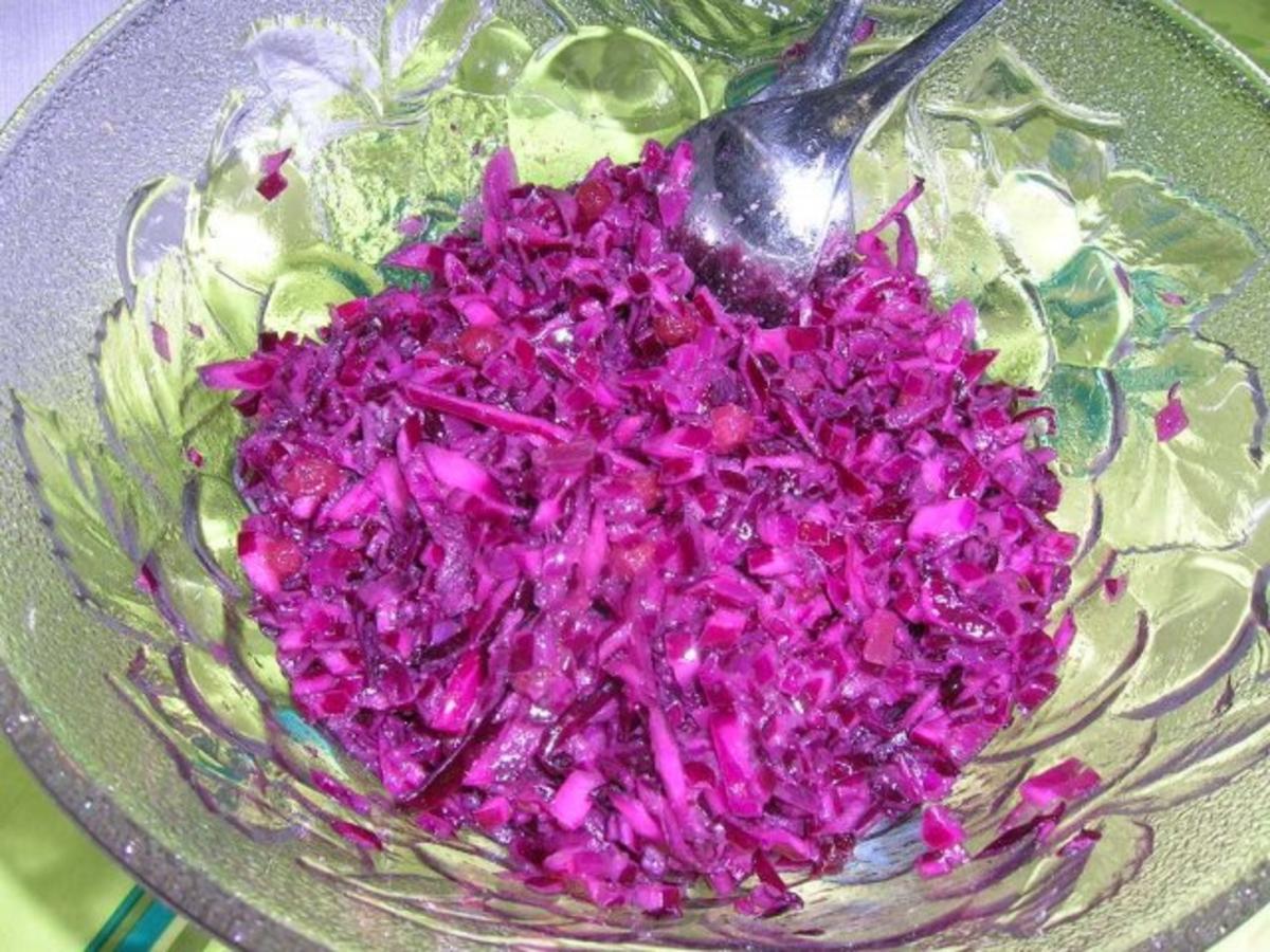 Stanis leckerer Rotkrautsalat mit Preiselbeeren - passt zu vielem und auch zu Gegrilltem - Rezept