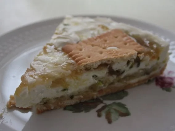 Kühlschranktorte "Frischkäse-Rhabarber-Butterkeks-Torte" - Rezept