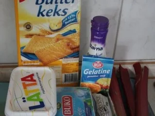 Kühlschranktorte "Frischkäse-Rhabarber-Butterkeks-Torte" - Rezept - Bild Nr. 2