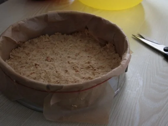 Kühlschranktorte "Frischkäse-Rhabarber-Butterkeks-Torte" - Rezept - Bild Nr. 3