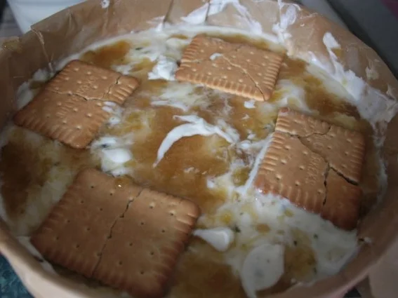 Kühlschranktorte "Frischkäse-Rhabarber-Butterkeks-Torte" - Rezept - Bild Nr. 7