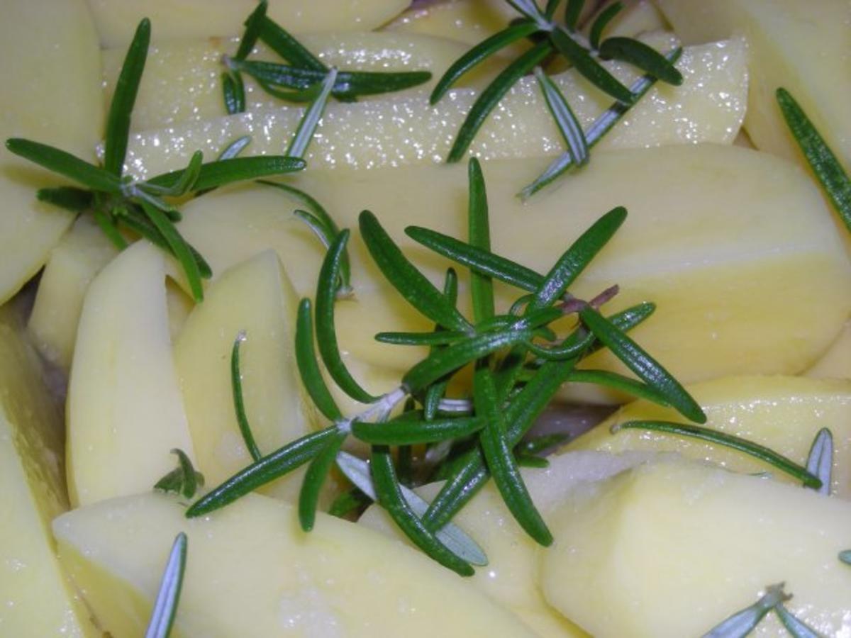 Rosmarinkartoffeln oder Kartoffelspalten mit Rosmarin - Rezept mit Bild ...