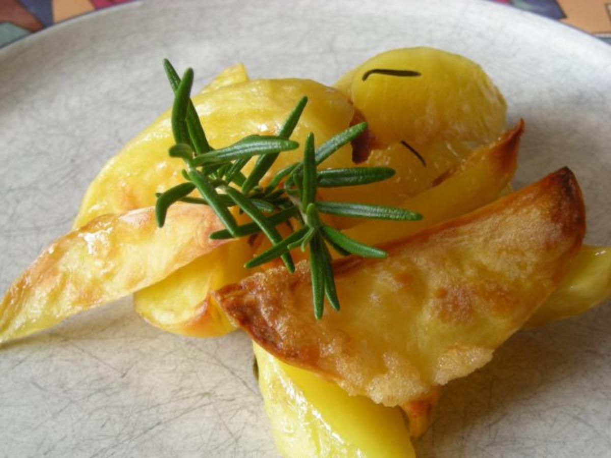 Rosmarinkartoffeln oder Kartoffelspalten mit Rosmarin - Rezept mit Bild ...