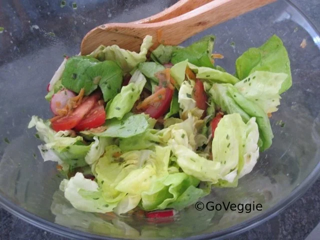 Rezept: Bunter Frühlingssalat Bunter Frühlingssalat - Rezept