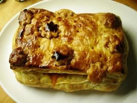 Blätterteigtasche mit Gefllügelfleischwurst - Rezept