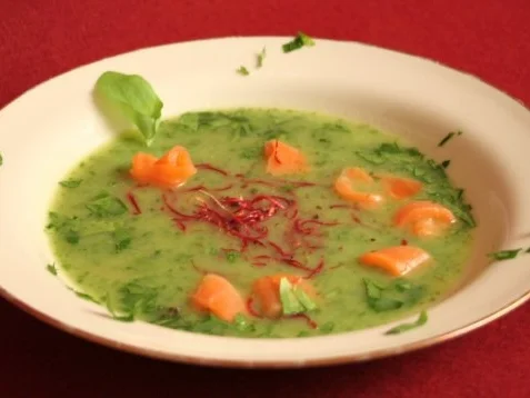 Kopfsalatsuppe mit Lachsfiletstreifen - Rezept