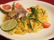 Zanderfilet mit frischer Feigensoße und Bandnudeln mit gebratenen Algen - Rezept