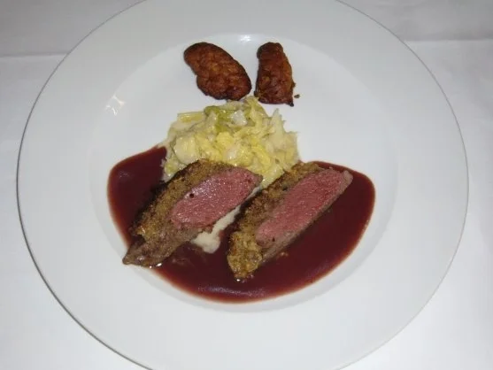 Rehrückenfilet mit Walnuss-Kruste an Kartoffel-Feigen-Krapfen und Wirsing - Rezept