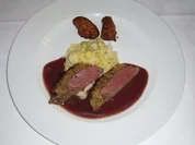 Rehrückenfilet mit Walnuss-Kruste an Kartoffel-Feigen-Krapfen und Wirsing - Rezept