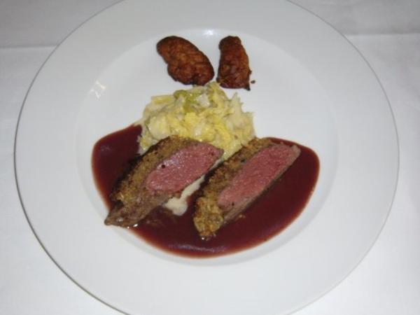 Rehrückenfilet mit Walnuss-Kruste an Kartoffel-Feigen-Krapfen und ...