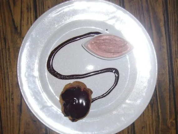 Profiteroles mit Amarenakirschen-Eis und Schokosoße - Rezept