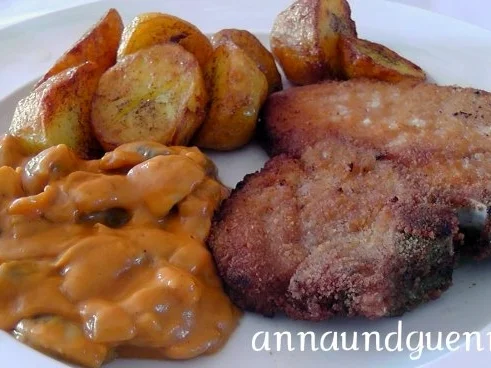 ~Mittagstisch~paniertes Kotelett mit Metaxa-Champignon-Sauce und gebratenen Pellkartoffeln - Rezept