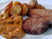 Rezept: ~Mittagstisch~paniertes Kotelett mit Metaxa-Champignon-Sauce und gebratenen Pellkartoffeln ~Mittagstisch~paniertes Kotelett mit Metaxa-Champignon-Sauce und gebratenen Pellkartoffeln - Rezept