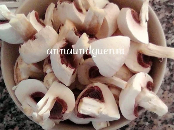 ~Mittagstisch~paniertes Kotelett mit Metaxa-Champignon-Sauce und gebratenen Pellkartoffeln - Rezept - Bild Nr. 6