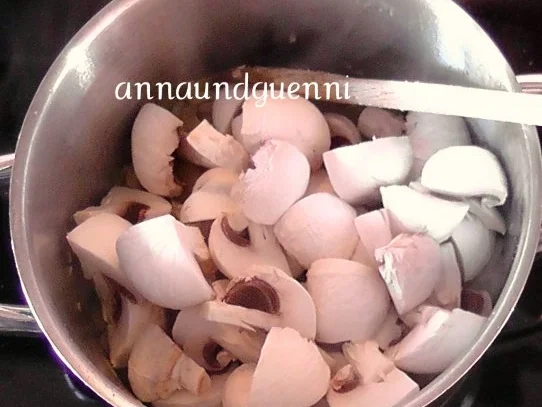 ~Mittagstisch~paniertes Kotelett mit Metaxa-Champignon-Sauce und gebratenen Pellkartoffeln - Rezept - Bild Nr. 7