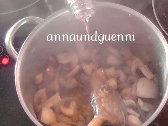 ~Mittagstisch~paniertes Kotelett mit Metaxa-Champignon-Sauce und gebratenen Pellkartoffeln - Rezept - Bild Nr. 8