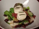 Salade Chèvre Chaud mit Bacon, Birne und Beere - Rezept