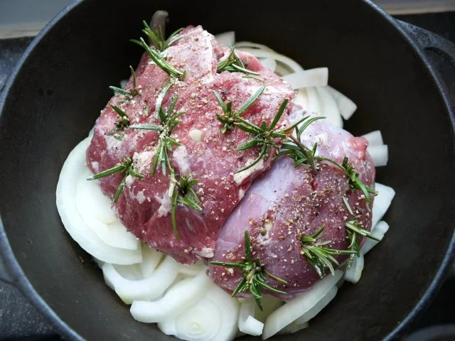 Lammkeule mit Rosmarin und Knoblauch auf dem Zwiebelbett - Rezept