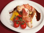 Kaninchen, dazu verschiedenes Gemüse und Knödeltaler - Rezept