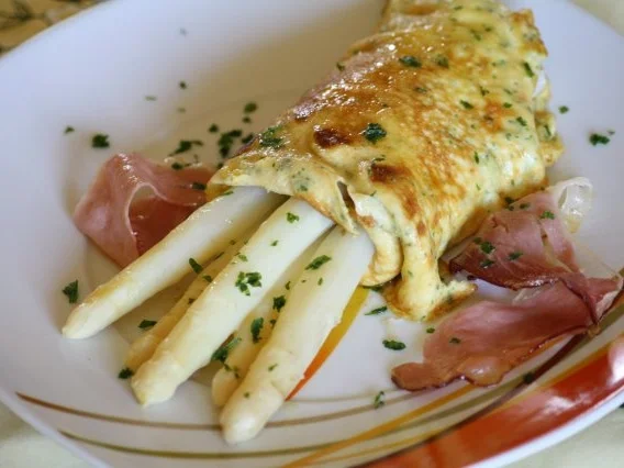 Spargel im Kräuter-Crepe - Rezept