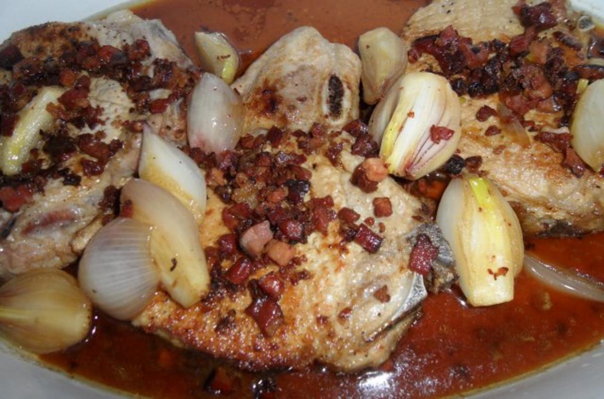 Bilder für Schweinenacken-Koteletts in Gin-Schalotten-Sauce - Rezept