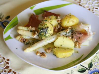 Rezept: Spargel an Walnuss-Pellkartoffeln Spargel an Walnuss-Pellkartoffeln - Rezept