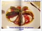 Tomaten-Mozzarella-Salat mit gebratenen Avocadospalten - Rezept
