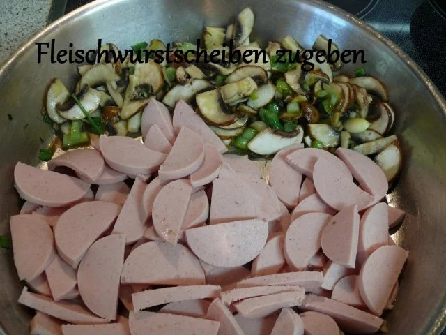 Rezept: Würstchen-Jäger-Gulasch Bild Nr. 10 Würstchen-Jäger-Gulasch - Rezept - Bild Nr. 10