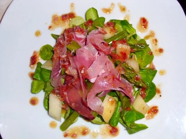 Salat: Spargel-Melonen-Salat auf Nüßchen - Rezept