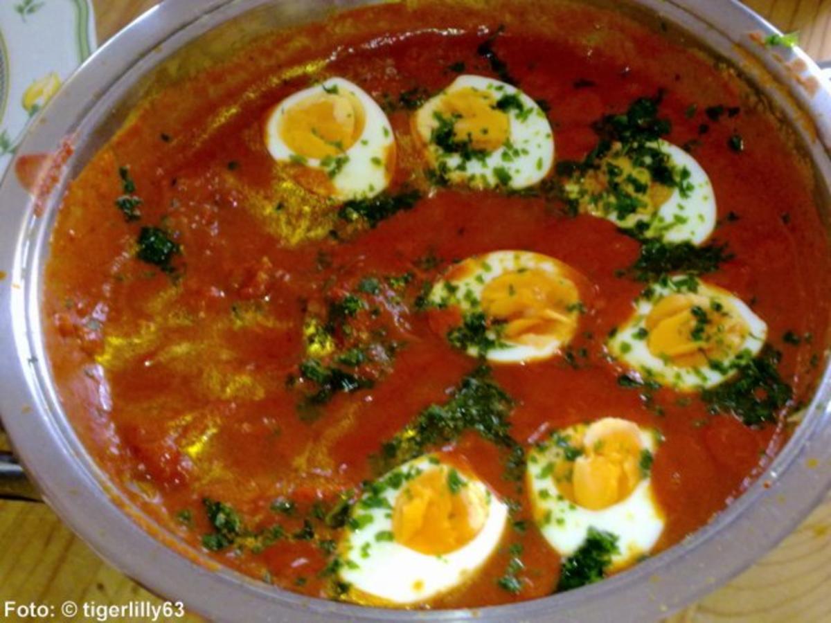 Eier in scharfer Tomatensauce - Rezept