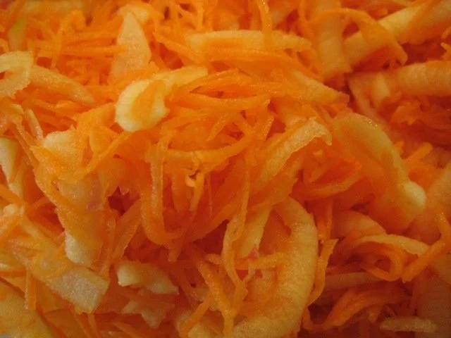 Möhren-Apfel Rohkost - Rezept