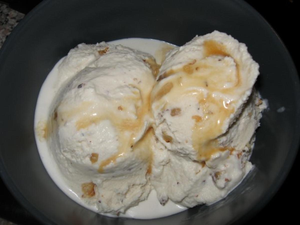 Walnuss-Karamell-Eis mit Wow-Effekt - Rezept