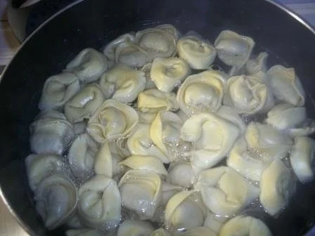 Tortelloni überbacken-mit Basilikum Tomatensauce und Käse - Rezept - Bild Nr. 2