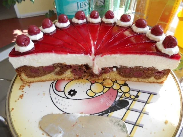 Rezept: TORTE - Rotkäppchen-Torte Bild Nr. 2 TORTE - Rotkäppchen-Torte - Rezept - Bild Nr. 2