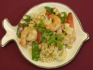 Thailändischer Sommersalat mit Nudeln und Gambas (Elke Rosenfeldt) - Rezept
