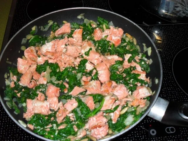 Bandnudeln mit Lachs und frischem Spinat - Rezept - Bild Nr. 3