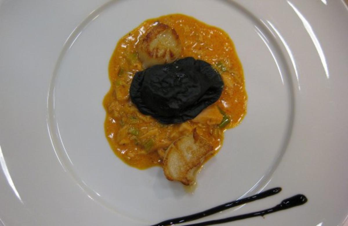 Agnolotti neri, gefüllt mit Ricotta und Crevetten an Muschelsoße - Rezept