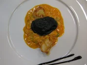 Agnolotti neri, gefüllt mit Ricotta und Crevetten an Muschelsoße - Rezept