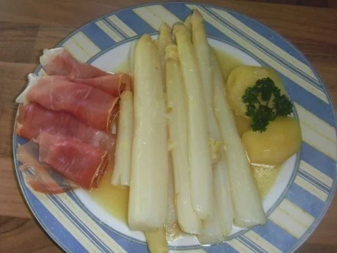 Spargel im Orangenfond und Seranoschinken - Rezept