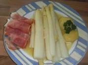 Spargel im Orangenfond und Seranoschinken - Rezept