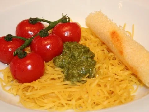 Hausgemachte Spaghettini an Estragon-Pesto und heißen Strauchtomaten - Rezept