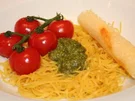 Hausgemachte Spaghettini an Estragon-Pesto und heißen Strauchtomaten - Rezept