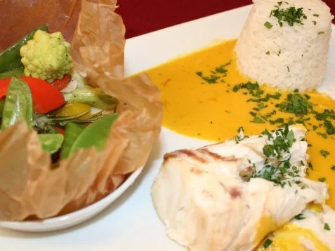 Zander in Salzkruste mit Safran-Weißweinsoße, dazu Basmatireis und Gemüse - Rezept