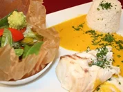 Zander in Salzkruste mit Safran-Weißweinsoße, dazu Basmatireis und Gemüse - Rezept